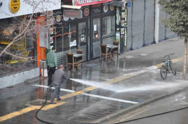 Kars’ta kaldırımlar tazyikli suyla yıkanıyor 