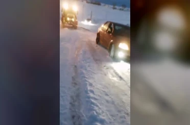 Kars’ta kara saplanan araçlar vatandaşlar tarafından kurtarıldı 