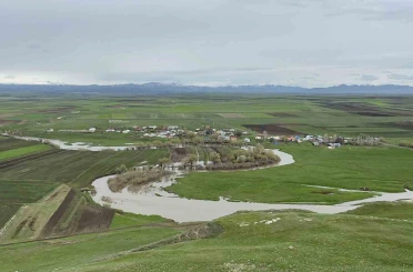 Kars’ta Karahan Çayı 30 yılın rekorunu kırdı: Kalkankale’de ekili araziler sular altında 