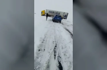 Kars’ta kayan tır kara yolunu ulaşıma kapattı 