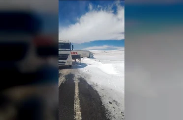 Kars’ta kayan tır yolu kapattı 