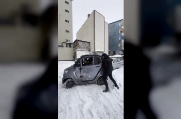 Kars’ta küçük otomobil kara saplandı: Vatandaşlar ite kaka kurtardı, o anlar viral oldu 
