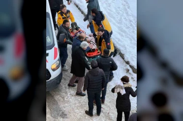 Kars’ta okula giden öğrencinin başına buz kütlesi düştü 
