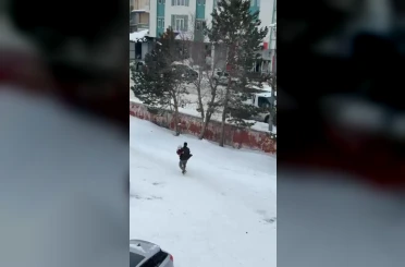 Kars’ta vefa dolu görüntü: Hasta annesini kucağında taşıdı 