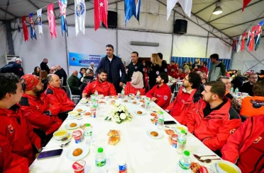 Kartal Belediyesi, Afet ve Arama Kurtarma ekiplerini iftar sofrasında buluşturdu 