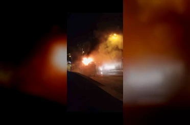 Kartal’da minibüs yangını: Peş peşe patlamalar paniğe neden oldu 
