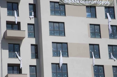 Kartalkaya faciasının sembolü çarşafları binanın penceresinden sarkıttı 