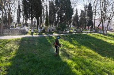 Kartepe’de bayram öncesi mezarlıklarda temizlik çalışması 