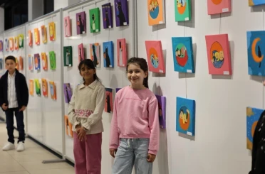 Kartepe’de minik ressamların eserleri Sanat Evi’nde sergileniyor 