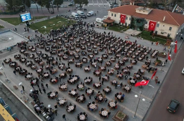 Kasapoğlu ve Vali Özkan vatandaşlarla iftarda buluştu 