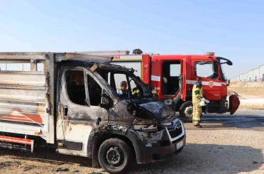 Kasasındaki atık malzemeler tutuşan kamyonet yanarak demir yığınına döndü 