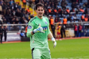 Kasımpaşa kalecisi Andreas Gianniotis’ten uzaklardan gol 