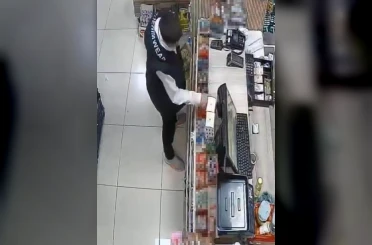 Kasiyeri farklı yöne yönlendirip, kasada bulunan eriği çaldı 