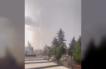 Kastamonu’da alev alev yanan jimnastik salonuna yıldırımın düşme anı kamerada 