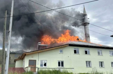 Kastamonu’da çıkan yangında cami kullanılamaz hale geldi 