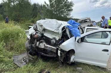 Kastamonu’da feci kaza: İstinat duvarına çarpan otomobildeki 3 kişi öldü, 1 kişi ağır yaralandı 
