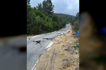 Kastamonu’da heyelan sebebiyle çatlaklar oluşan yol ulaşıma kapatıldı 