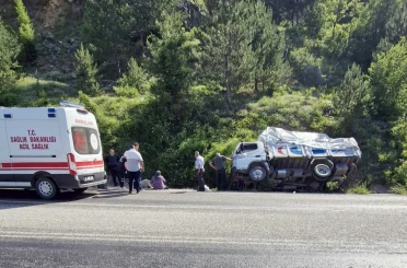 Kastamonu’da kamyon şarampole devrildi: 2 yaralı 