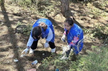 Kastamonu’da öğrenciler, ormanlık alanda çöp topladı 