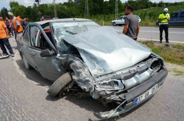 Kastamonu’da otomobil ile kamyonet çarpıştı: 3 yaralı 