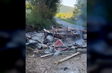 Kastamonu’da park halindeki karavan ile iş makinesi yandı 