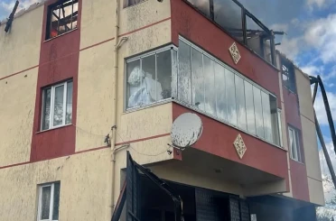 Kastamonu’da üç katlı binanın çatısında yangın 