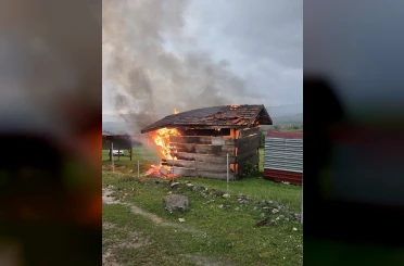 Kastamonu’da yıldırım düşen kulübe alevlere teslim oldu 