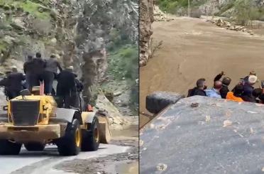 Kavaklı’da dere taştı: İşçiler kepçeyle taşındı 