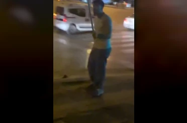 Kavga ettiği kişilere silahla saldırmaya çalıştığı iddia edilen saldırgan kamerada 