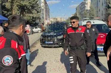 Kavga ihbarına giden polisler pasta ve çiçekle karşılandı 