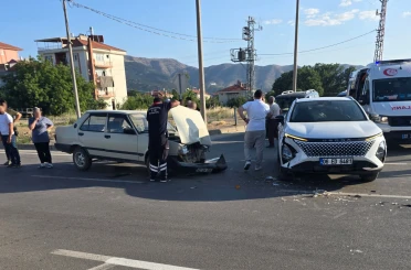 Kavşakta meydana gelen kazada yolcu yaralandı 
