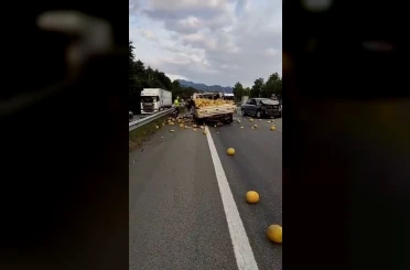 Kavun yüklü kamyonet ile otomobil çarpıştı: 3 yaralı 