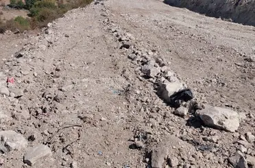 Kaya düşmeleri ve heyelan sonrası yeni yol yapılıyor
