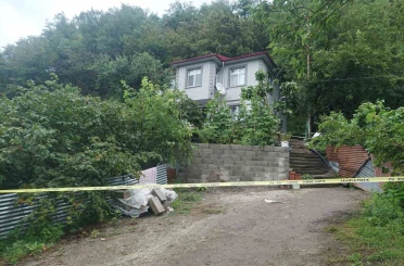 Kaya parçası evin duvarını yıkarak içeri girdi, odanın boş olması faciayı önledi 