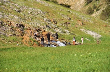 Kayaların arasından fışkıran su görenleri hayran bırakıyor 