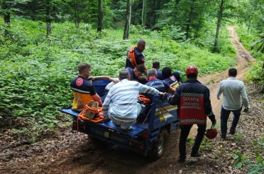 Kayalıklara sıkışan motosikletliye patpatlı kurtarma operasyonu 