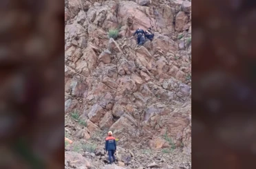 Kayalıklarda mahsur kalan 2 vatandaş ekiplerin müdahalesiyle kurtarıldı 