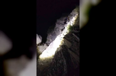 Kayalıklarda mahsur kalan bir kişi başarılı operasyonla kurtarıldı 