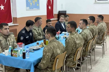 Kaymakam Bulut, askerle iftarda bir araya geldi 