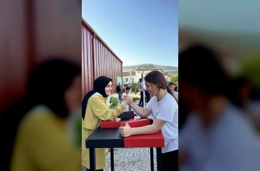 Kaymakam Kılıç çocuklarla bilek güreşi yaptı 