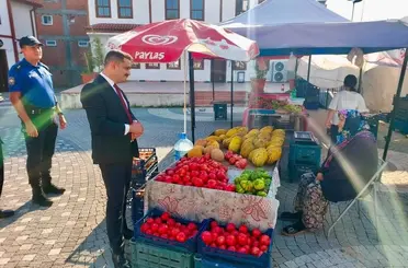Kaymakam Titiz, meyve ve sebze tezgâhlarını inceledi
