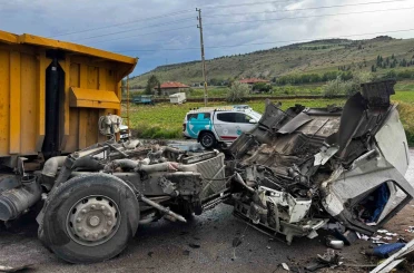 Kayseri’de hafriyat kamyonu ile lokomotif çarpıştı: 2 yaralı 