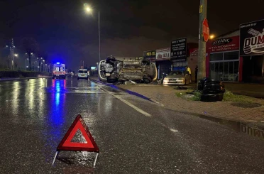 Kayseri’de otomobil park halindeki araca çarpıp yan yattı: 2 yaralı 