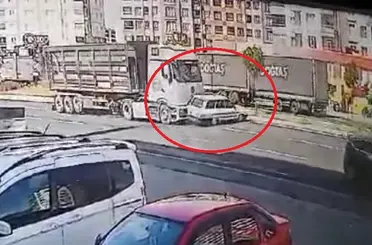 Kayseri’de tırla çarpışan otomobilin takla attığı kaza kamerada
