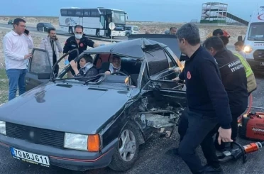 Kaza sonrası araçta sıkışan karı kocayı itfaiye kurtardı 