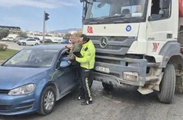 Kaza yapan aracın sürücüsünü polis camdan kurtardı 