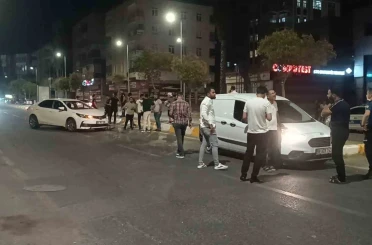 Kaza yapan araçlar polis memurunu ezdi 