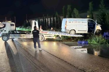 Kaza yapan kamyonet su kanalında asılı kaldı: 1 yaralı 