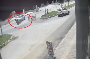 Kaza yapan motosikletli karşı yönden gelen minibüsün altında kaldı 