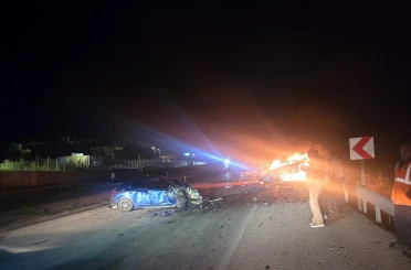 Kaza yapan otomobil alev aldı: 1 ölü, 5 yaralı 